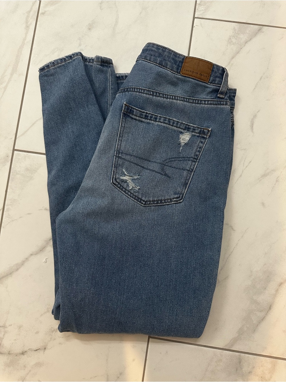 American Eagle Outfitters mom Jeans in Medium Blue Wash with Knee Rips - Picture 4 of 5